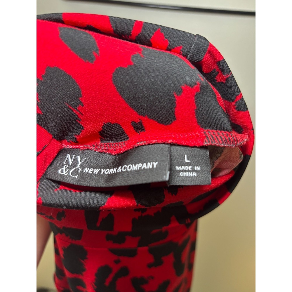 New York and Company Red Leopard Print Turtle Neck Women's Size L - Picture 3 of 3